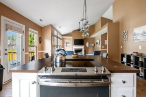 Near Airport-20 Min to Downtown- Chucktown Retreat